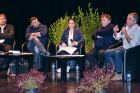 De gauche à droite : Florian Salmon (président JA 35), Jérémy Decerle (président JA national), Laetitia Bouvier (JA Bretagne), Daniel Prieur (secrétaire général adjoint FNSEA) et Loïc Guines (président FDSEA 35).