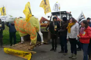 Des membres de la Confédération paysanne étaient présents lors de l’inauguration officielle du contournement sud-est de Dol-de-Bretagne.