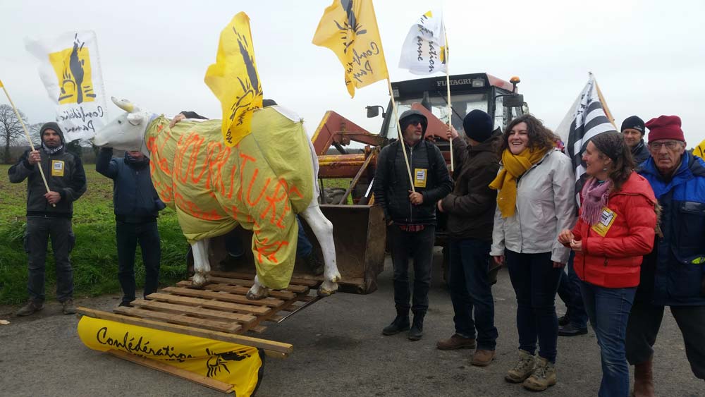 Des membres de la Confédération paysanne étaient présents lors de l’inauguration officielle du contournement sud-est de Dol-de-Bretagne. - Illustration La Conf’ dénonce l’accaparement des terres agricoles