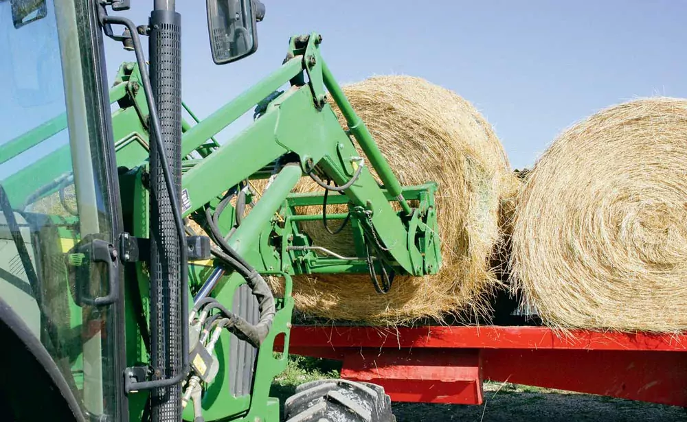 Face à la pénurie engendrée par la sécheresse, les éleveurs sont contraints d’acheter des fourrages et de la paille. - Illustration Sécheresse : la FNSEA demande des péages gratuits pour le transport de fourrage