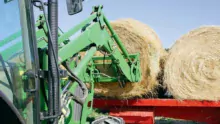 Face à la pénurie engendrée par la sécheresse, les éleveurs sont contraints d’acheter des fourrages et de la paille.