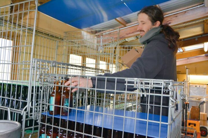 Erwan Penard fabrique, avec Marie-Laure Millot, de la limonade, mais aussi de la bière, brassée à la pagaie. 