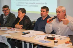 De droite à gauche : Éric Touzard (56), Sébastien Rouault (22), Isabelle Salomon (29) et Jean-Louis Hervagault (35), lors de l'assemblée générale d'Agri Médiation Bretagne, à Loudéac (22), la semaine dernière.