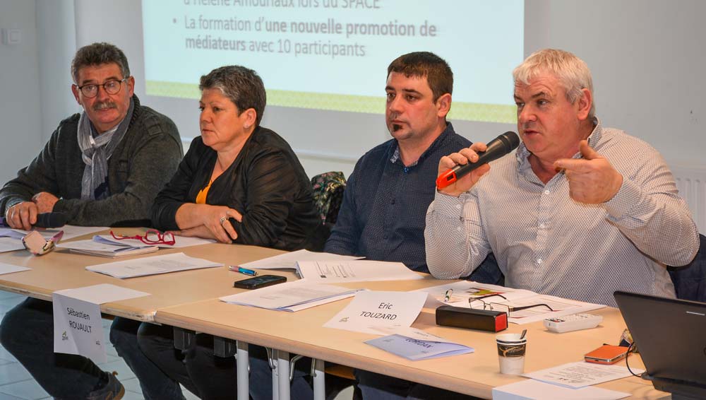 De droite à gauche : Éric Touzard (56), Sébastien Rouault (22), Isabelle Salomon (29) et Jean-Louis Hervagault (35), lors de l'assemblée générale d'Agri Médiation Bretagne, à Loudéac (22), la semaine dernière. - Illustration Quand il faut renouer le dialogue entre associés