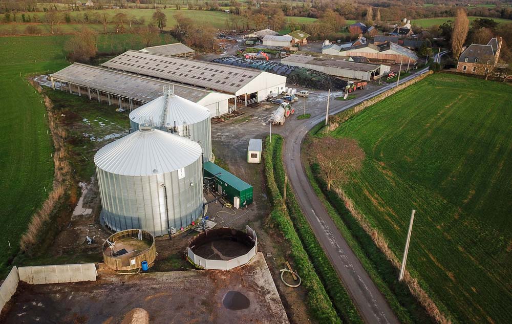 L’unité de méthanisation se situe dans le prolongement de la stabulation des vaches laitières. - Illustration Une méthanisation de 250 kW avec peu d’emprise au sol