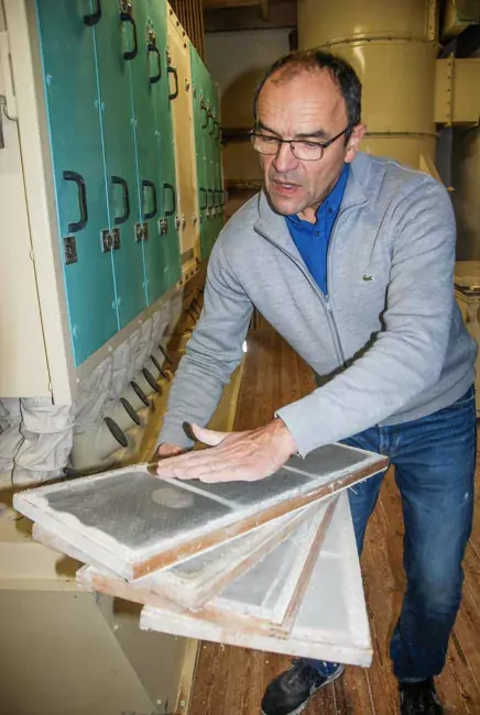 Des farines différentes sont obtenues par tamisage au plansichter, une machine qui, par vibration, fait passer la mouture à travers des grilles de différent calibre, explique Jean-Pierre Bertho.