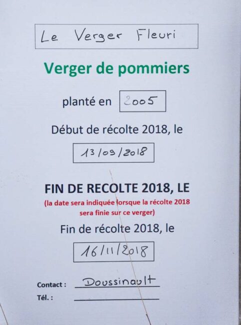 Panneau d’indication des dates  de début et fin de récolte du verger à l’entrée des parcelles.