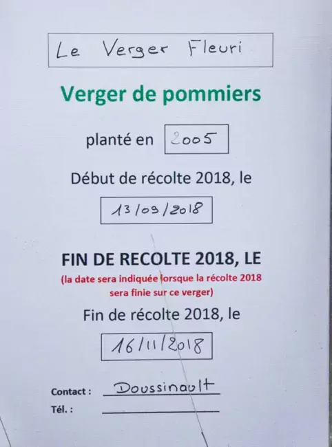 Panneau d’indication des dates de début et fin de récolte du verger à l’entrée des parcelles.