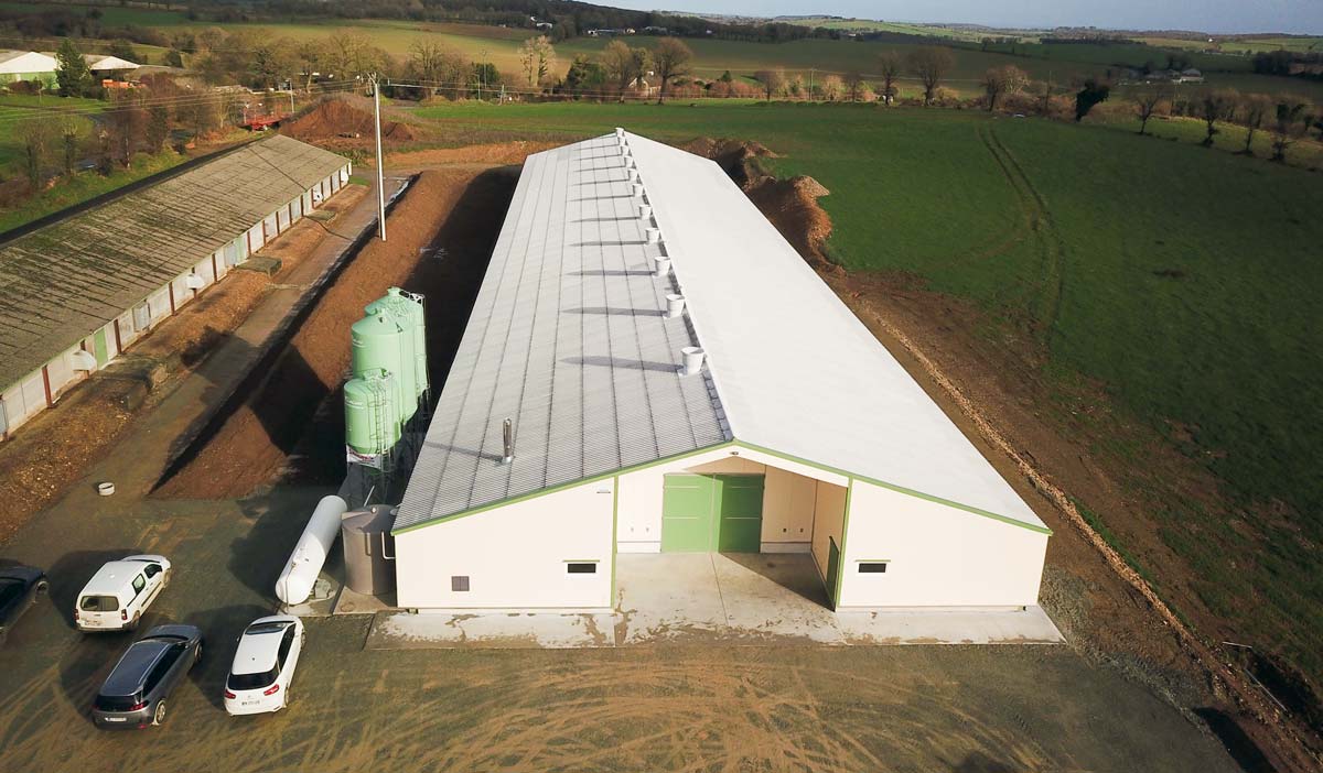 Le poulailler construit à côté l’existant. - Illustration Un poulailler neuf qui sonne l’arrêt du lait