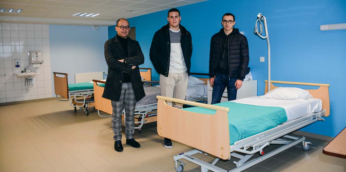 De gauche à droite : Philippe Pinot, Alexis Ganche et Florian Herry, dans une des salles du lycée Les Vergers permettant la mise en situation professionnelle. - Illustration Services aux personnes : « Les garçons sont les bienvenus »