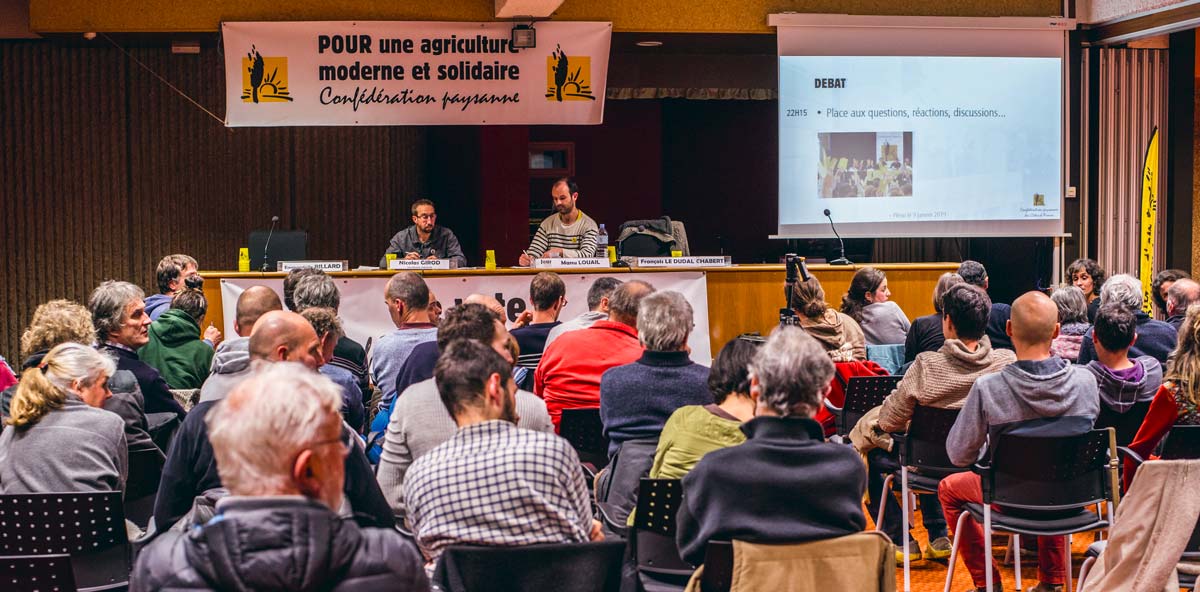 À la tribune du meeting de la Confédération paysanne à la Maison de l’agriculture de Plérin, Emmanuelle Billard et Manu Louail, candidats dans les Côtes d’Armor, entourant Nicolas Girod du syndicat national. - Illustration “Aller vers une agriculture paysanne juste et rémunératrice”