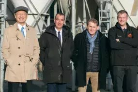 Le taïwanais Wu Chih-chung, le député Eric Bothorel, le président de la FDSEA 22 Didier Lucas et l’éleveur Anthony Damany.