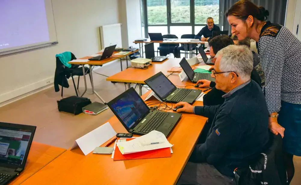 Sandrine Léon, formatrice à l’Iréo de Lesneven, apprend à bien utiliser un ordinateur. - Illustration Démarrer l’apprentissage de l’informatique
