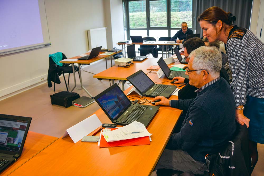 Sandrine Léon, formatrice à l’Iréo de Lesneven, apprend à bien utiliser un ordinateur.