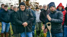 Sébastien Angers, à droite, est intervenu chez Patrice Le Callonnec, à gauche, pénétromètre à la main. « C’est un outil que chaque agriculteur devrait avoir dans sa cabine de tracteur ». Chez lui, l’outil s’enfonce de plus d’1 m dans le sol.