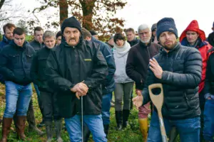 Sébastien Angers, à droite, est intervenu chez Patrice Le Callonnec, à gauche, pénétromètre à la main. « C’est un outil que chaque agriculteur devrait avoir dans sa cabine de tracteur ». Chez lui, l’outil s’enfonce de plus d’1 m dans le sol.