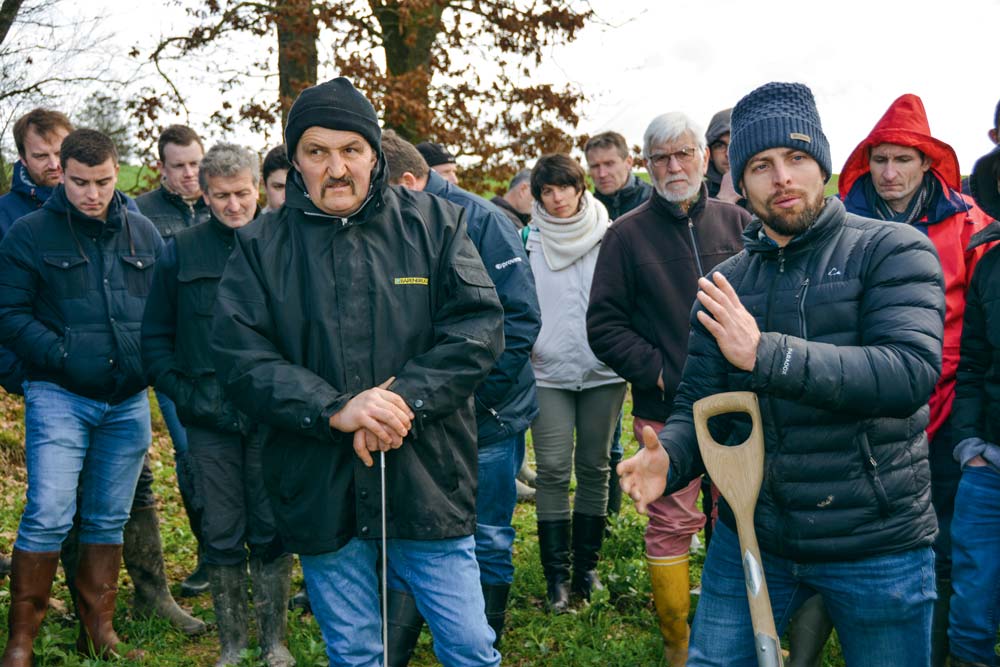 Sébastien Angers, à droite, est intervenu chez Patrice Le Callonnec, à gauche, pénétromètre à la main. « C’est un outil que chaque agriculteur devrait avoir dans sa cabine de tracteur ». Chez lui, l’outil s’enfonce de plus d’1 m dans le sol. - Illustration En guerre contre le vide grâce aux fleurs