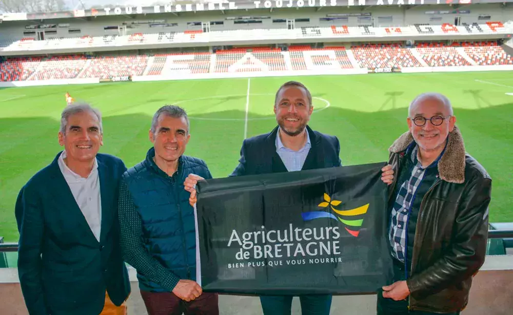 Jean-Paul Le Métayer, Gilles Bars, Bertrand Desplat, Marc Janvier dans le stade du Roudourou à Guingamp. - Illustration Les paysans vont pousser Guingamp vers la victoire