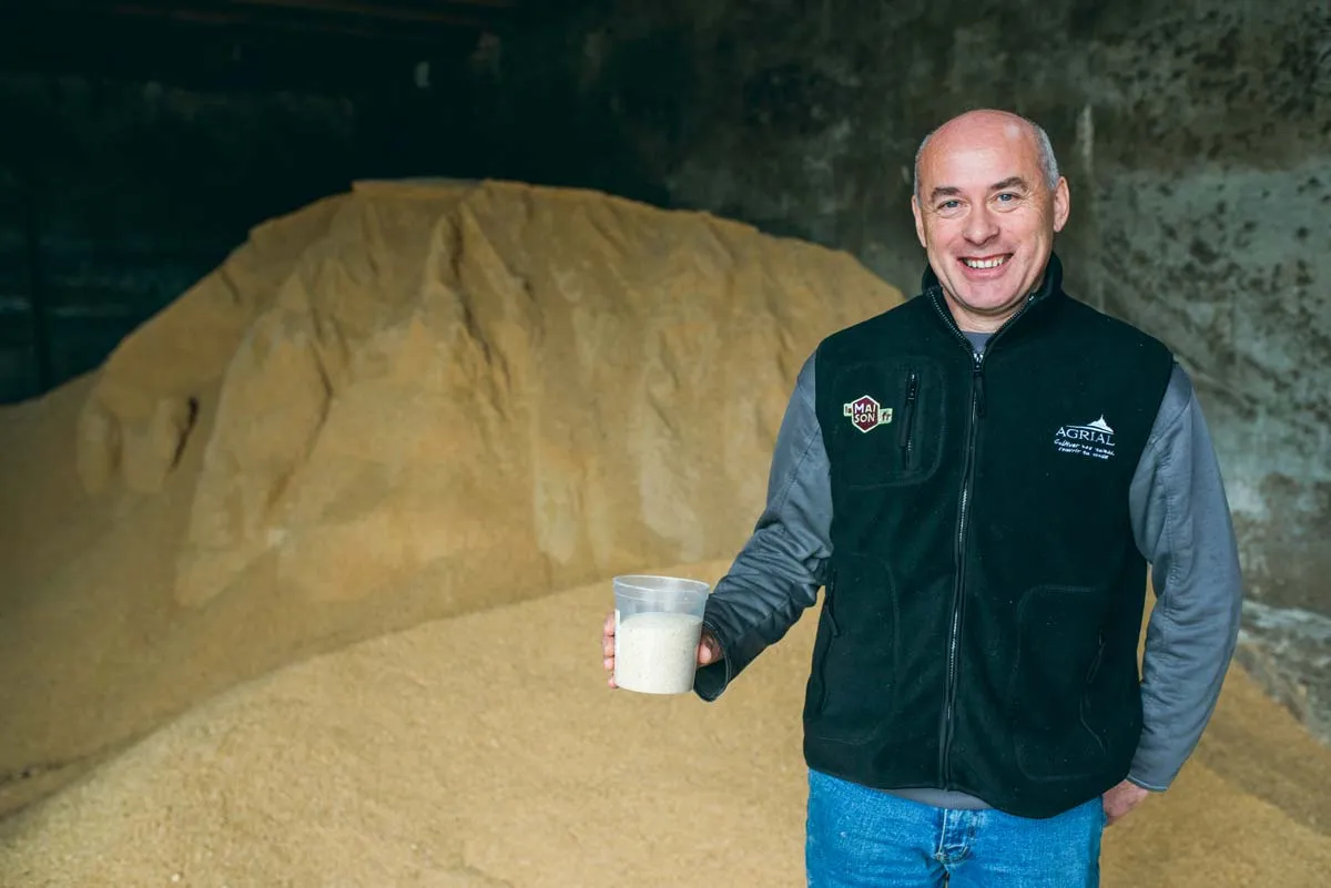 « Pour 60 vaches, deux gobelets par jour (600 g au total) de semoulette sont apportés avec les minéraux dans la ration mélangée en faveur de la santé des pieds », explique Hervé Lebreton. - Illustration Ne plus perdre de temps à cause de la dermatite