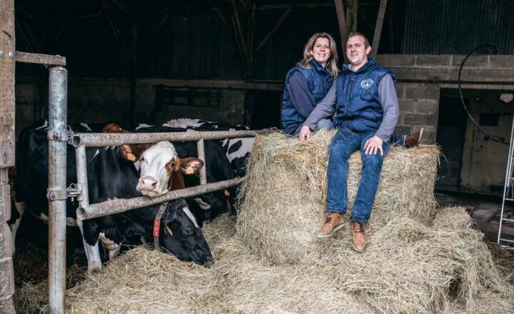 Guillaume Le Bihan et ses deux associés, Jean-Pierre et Alexandre, conduisent un troupeau de 130 vaches. Chaque année, 100 000 L de leur production sont valorisés via l’atelier de transformation de Virginie Le Guévelou. 