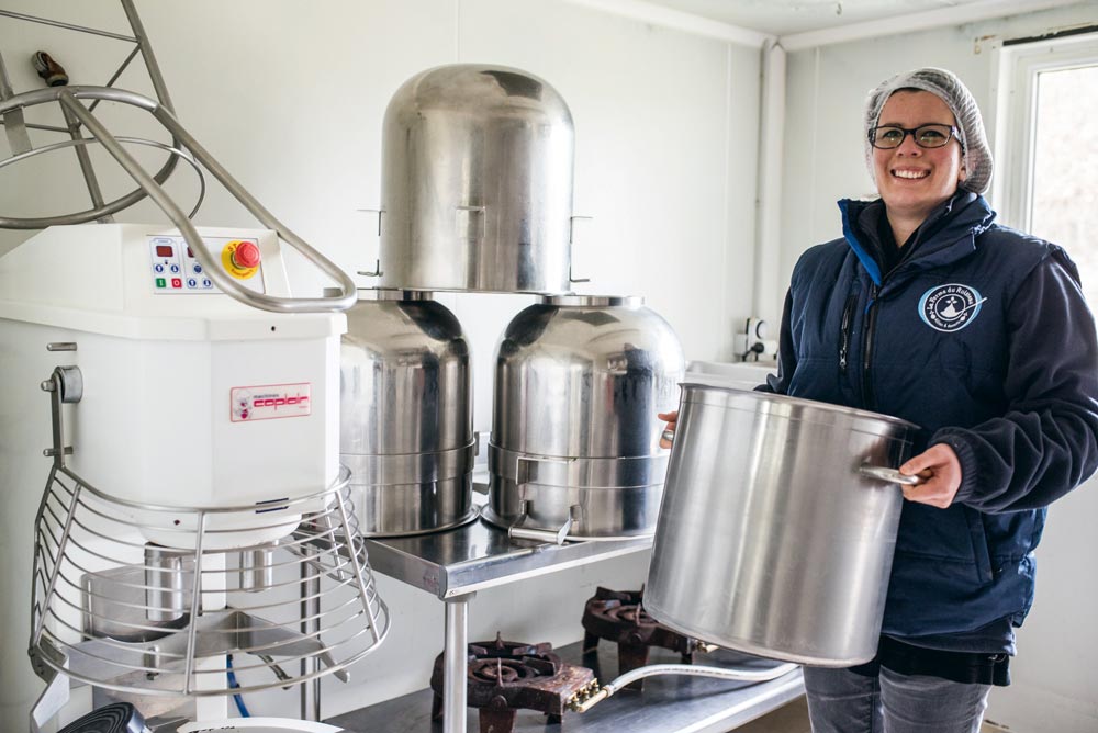 Gestion de la main-d’œuvre, suivi de clientèle, prospection, développement de recettes… Virginie Le Guévelou confie que la transformation artisanale est un métier exigeant où il faut porter la charlotte mais aussi beaucoup d’autres « casquettes ». - Illustration Des petits pots de grands desserts