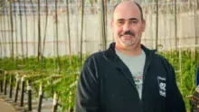 Loïc Conan, producteur de tomates à Plourivo, est très satisfait des saisonniers qu’il embauche depuis 15 ans. Ils ont au préalable suivi une formation technique.