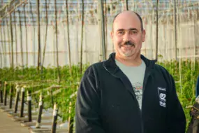 Loïc Conan, producteur de tomates à Plourivo, est très satisfait des saisonniers qu’il embauche depuis 15 ans. Ils ont au préalable suivi une formation technique.