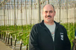Loïc Conan, producteur de tomates à Plourivo, est très satisfait des saisonniers qu’il embauche depuis 15 ans. Ils ont au préalable suivi une formation technique.