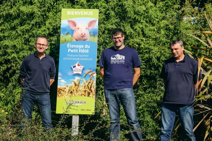 Patrick Briens, de Cultivert (à gauche), et Gilles Corlay (à droite), technicien bâtiment porc, ont accompagné Emmanuel Lemercier dans la mise en place de sa nouvelle maternité.