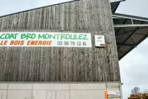Coat Bro Montroulez gère de façon durable le bocage. Le bois est la 1re source d’énergie renouvelable en Bretagne.