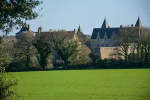 Sarzeau tente de concilier agriculture, tourisme et accueil de nouveaux résidents. L'élevage, surtout conventionnel, en fait les frais. L'agriculture biologique tire son épingle du jeu.