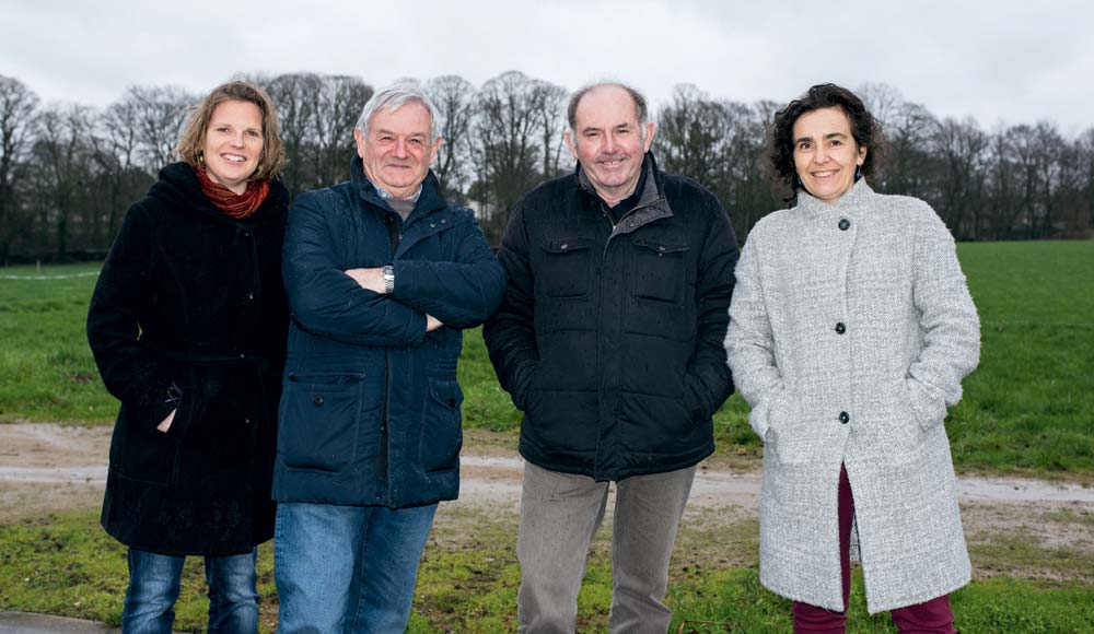 Les représentants de Solidarité Paysans Bretagne à Quessoy (22) : Claire Scrignac (salariée), Fernand Cabaret (administrateur), Raymond Robic (co-président) et Elisabeth Chambry (directrice). - Illustration Les Bretons se préparent à accueillir le réseau Solidarité Paysans