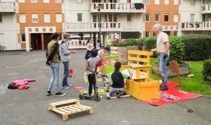 Atelier de création de mobilier avec les habitants pour la cour d’immeubles à Saint-Brieuc.