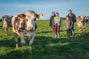 Stéphanie, Mélia, Noëline et Jean-Yves Ogé sont fiers d’emmener Malise à Paris : Elle sera l’une des 7 Bretonnes du concours de la race Normande.