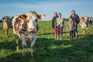 Stéphanie, Mélia, Noëline et Jean-Yves Ogé sont fiers d’emmener Malise à Paris : Elle sera l’une des 7 Bretonnes du concours de la race Normande.