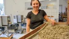 Maha Creac’h est installée à Plouvorn (29), où elle fabrique diverses pâtes à base de matières premières locales.