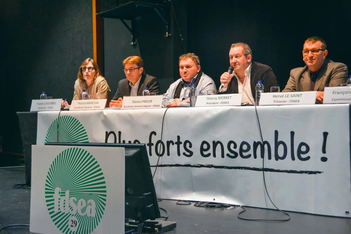 Daniel Prieur, au centre, a participé à l’assemblée générale de la FDSEA 29. Il est secrétaire général adjoint à la FNSEA. - Illustration « Ne rangez pas vos drapeaux »