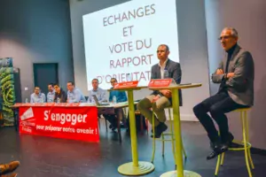 De droite à gauche, Frédéric Grimaud et Éric Fleury ont présenté leur vision de l’engagement aux Jeunes Agriculteurs du Finistère.