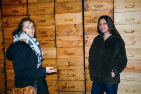 Johanna Harris (à droite), devant ses hausses prêtes à l’emploi pour la prochaine saison, en compagnie de Tiphaine Daudin, conseillère apiculture au GIE Élevages-ADA Bretagne.