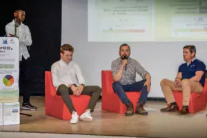 Samuel Dugas, éleveur et président de l’Adage (au centre), et David Bruno, producteur de porcs (à droite), ont participé au forum organisé par les BTSA Acse.