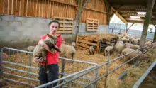 Lise-Chloé Allaire, éleveuse à Augan (56), avec un des agneaux nouveau-nés de son troupeau de 90 brebis.