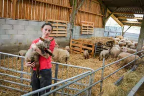 Lise-Chloé Allaire, éleveuse à Augan (56), avec un des agneaux nouveau-nés de son troupeau de 90 brebis.