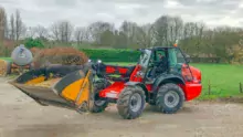 Le Manitou articulé permet d’accéder dans des bâtiments inaccessibles pour un télescopique traditionnel.