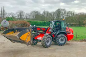 Le Manitou articulé permet d’accéder dans des bâtiments inaccessibles pour un télescopique traditionnel.