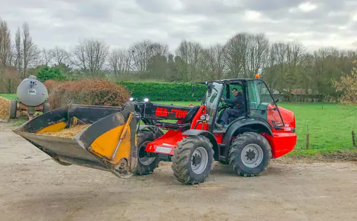 Le Manitou articulé permet d’accéder dans des bâtiments inaccessibles pour un télescopique traditionnel.