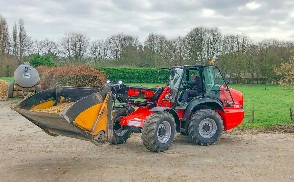 Le Manitou articulé permet d’accéder dans des bâtiments inaccessibles pour un télescopique traditionnel. - Illustration Maniabilité et visibilité font la force du télescopique articulé