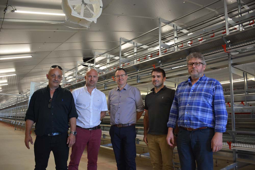Philippe Demontreuille, commercial Insavi ; Christophe Marzin, éleveur ; Olivier Provost, Hendrix ; Alberto Suez, gérant d’Insavi ; Didier Langlais, Aliponte - Illustration Du blé entier en alternance avec l’aliment pour les pondeuses