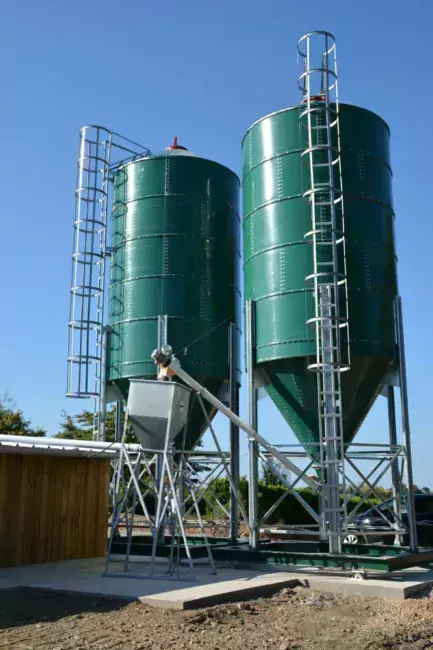 Le poulailler est équipé de 2 silos d’une capacité de 30 tonnes chacun, un est dédié à l’aliment et l’autre au blé entier.