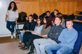 Des jeunes alternants ont témoigné devant des élèves du lycée La Touche, à Ploërmel, mercredi dernier. Ils sont, pour la plupart, en licence, et travaillent, à temps partiel, dans des coopératives locales, dans des organismes d'élevage ou dans des banques.