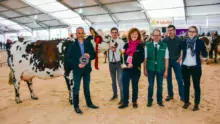 Helisa championne du concours Normande, lors de la remise de prix par Didier Le Du, directeur du journal Paysan Breton.